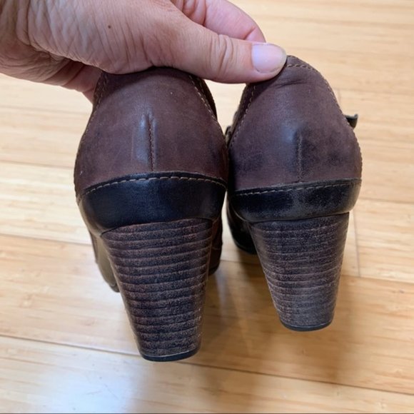 CLARK’S Artisan heeled ankle boots, 8.5. - Picture 6 of 8